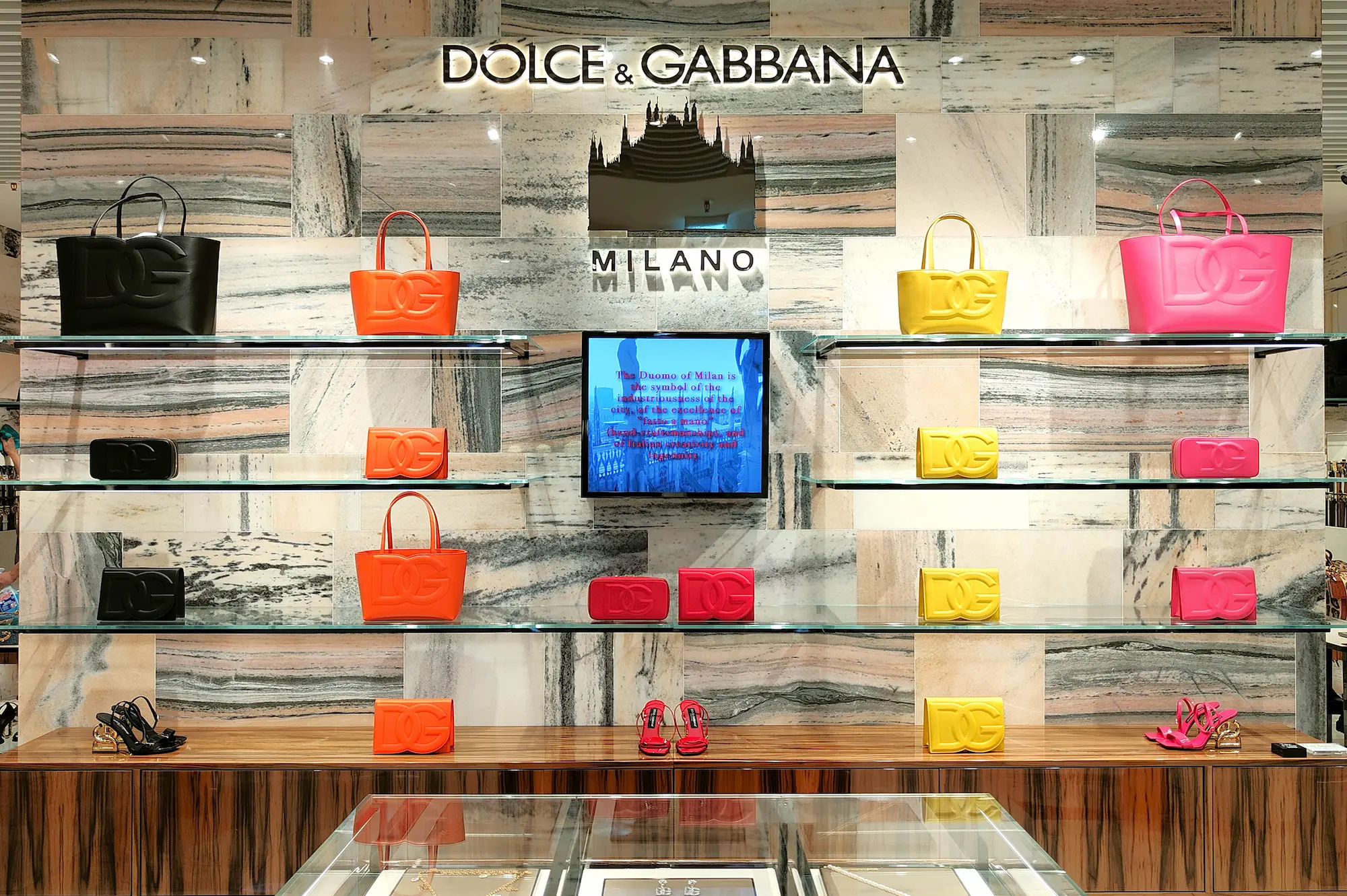 Visual Merchandising Technique: colors - Visual Merchandising Course by Monica Minervini